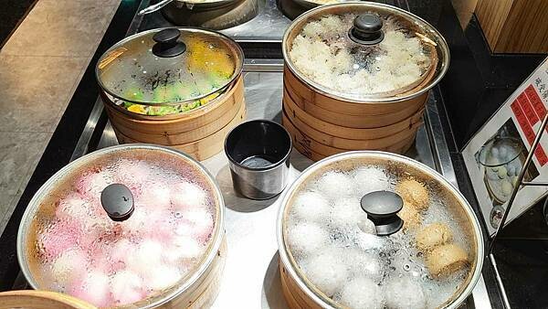 我家牛排 中和店｜假日要等候至少２小時以上才能吃到，最狂的自助吧牛排店