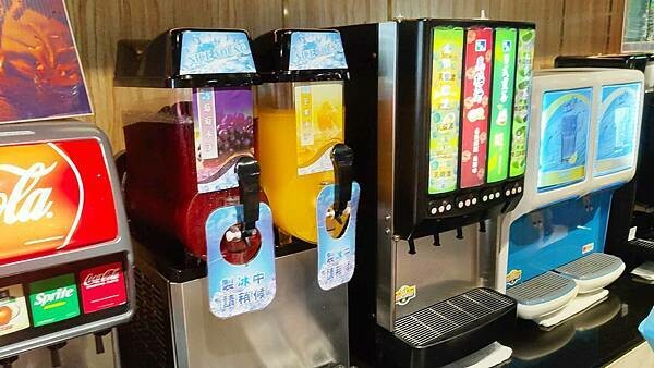 我家牛排 中和店｜假日要等候至少２小時以上才能吃到，最狂的自助吧牛排店