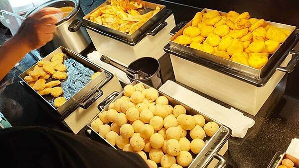 我家牛排 中和店｜假日要等候至少２小時以上才能吃到，最狂的自助吧牛排店