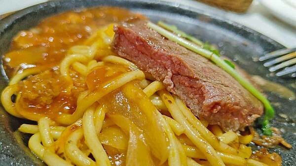 我家牛排 中和店｜假日要等候至少２小時以上才能吃到，最狂的自助吧牛排店