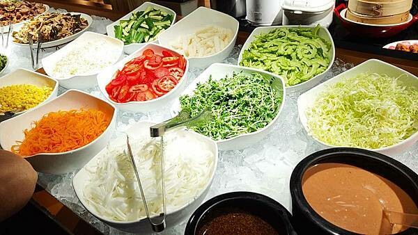 我家牛排 中和店｜假日要等候至少２小時以上才能吃到，最狂的自助吧牛排店