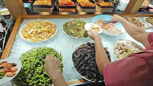 我家牛排 中和店｜假日要等候至少２小時以上才能吃到，最狂的自助吧牛排店