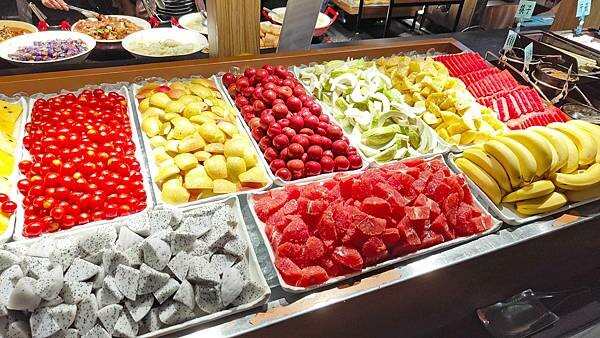 我家牛排 中和店｜假日要等候至少２小時以上才能吃到，最狂的自助吧牛排店