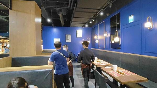 我家牛排 中和店｜假日要等候至少２小時以上才能吃到，最狂的自助吧牛排店