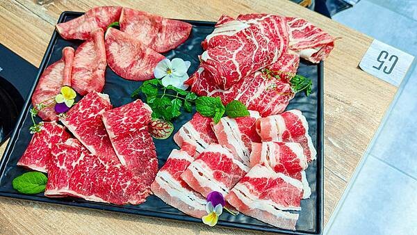 【桃園龍潭美食】光鮮鍋物|室內有如大自然情境,置身於森林般感受的火鍋店!自種新鮮蔬菜無限量吃到飽