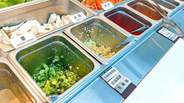 【桃園龍潭美食】光鮮鍋物|室內有如大自然情境,置身於森林般感受的火鍋店!自種新鮮蔬菜無限量吃到飽