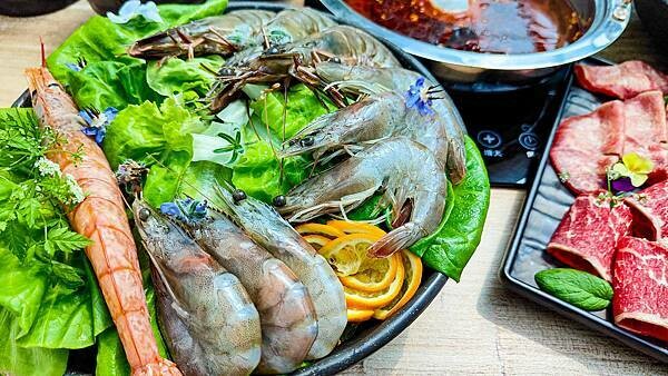 【桃園龍潭美食】光鮮鍋物|室內有如大自然情境,置身於森林般感受的火鍋店!自種新鮮蔬菜無限量吃到飽