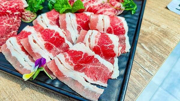 【桃園龍潭美食】光鮮鍋物|室內有如大自然情境,置身於森林般感受的火鍋店!自種新鮮蔬菜無限量吃到飽