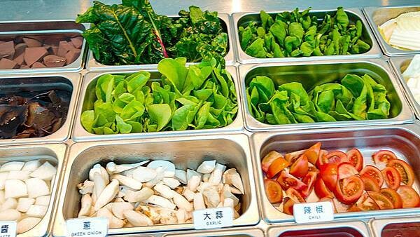 【桃園龍潭美食】光鮮鍋物|室內有如大自然情境,置身於森林般感受的火鍋店!自種新鮮蔬菜無限量吃到飽