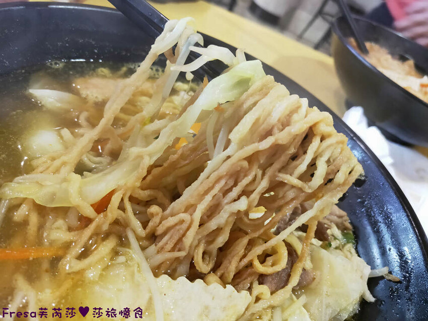 彰化麵館【吃吃喝喝複合式餐飲店】員林菜市場旁人氣麵館＋水餃.室內環境很舒服│員林火車站│員林美食