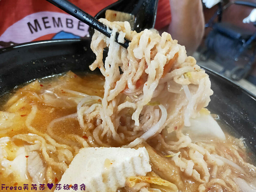彰化麵館【吃吃喝喝複合式餐飲店】員林菜市場旁人氣麵館＋水餃.室內環境很舒服│員林火車站│員林美食