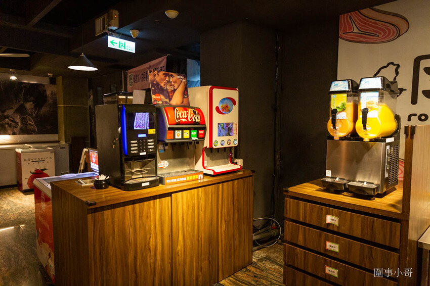 竹北美食火鍋推薦-超人氣排隊名店！肉多多火鍋有超多好吃的肉肉呢！再加上濃郁香醇的爆炒鍋底，光是用想像的就讓人口水直流啦～再加上超豐富的火鍋自助吧～太划算啊！而且還是台灣火鍋第一品牌喔喔喔！ @圍事小哥的幸福相框