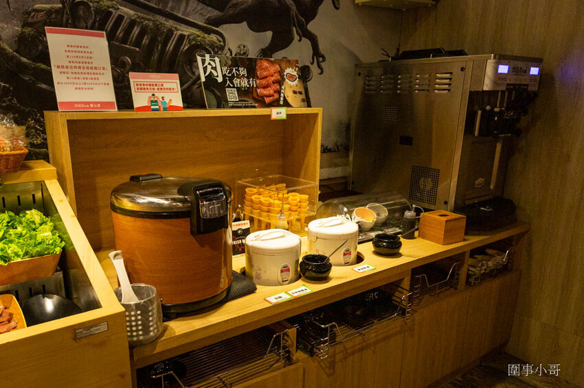 竹北美食火鍋推薦-超人氣排隊名店！肉多多火鍋有超多好吃的肉肉呢！再加上濃郁香醇的爆炒鍋底，光是用想像的就讓人口水直流啦～再加上超豐富的火鍋自助吧～太划算啊！而且還是台灣火鍋第一品牌喔喔喔！ @圍事小哥的幸福相框