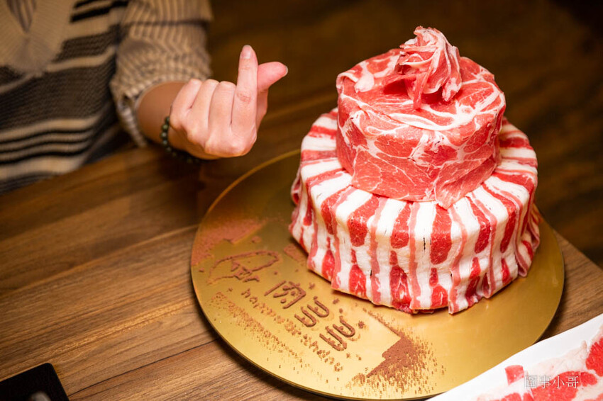 竹北美食火鍋推薦-超人氣排隊名店！肉多多火鍋有超多好吃的肉肉呢！再加上濃郁香醇的爆炒鍋底，光是用想像的就讓人口水直流啦～再加上超豐富的火鍋自助吧～太划算啊！而且還是台灣火鍋第一品牌喔喔喔！ @圍事小哥的幸福相框