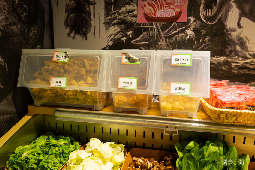 竹北美食火鍋推薦-超人氣排隊名店！肉多多火鍋有超多好吃的肉肉呢！再加上濃郁香醇的爆炒鍋底，光是用想像的就讓人口水直流啦～再加上超豐富的火鍋自助吧～太划算啊！而且還是台灣火鍋第一品牌喔喔喔！ @圍事小哥的幸福相框