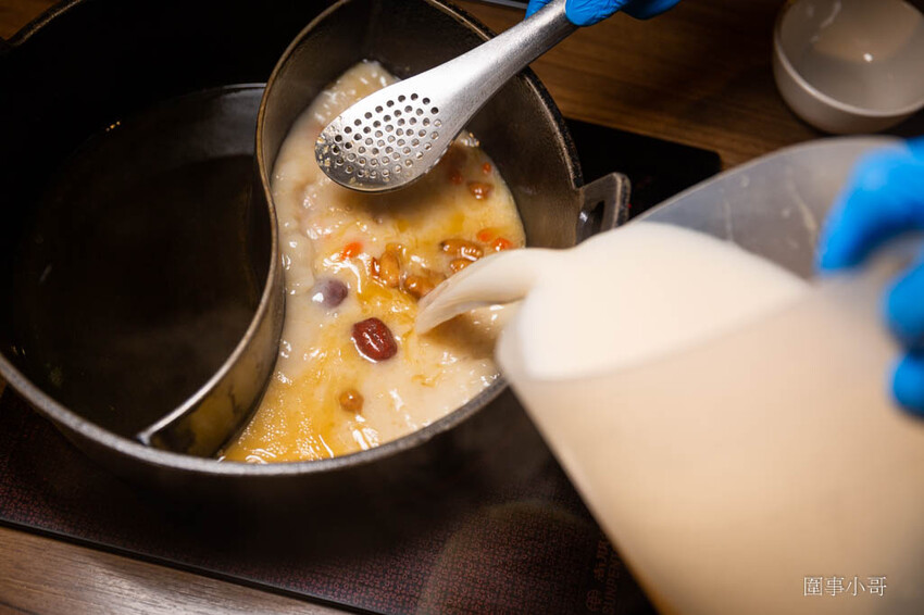 竹北美食火鍋推薦-超人氣排隊名店！肉多多火鍋有超多好吃的肉肉呢！再加上濃郁香醇的爆炒鍋底，光是用想像的就讓人口水直流啦～再加上超豐富的火鍋自助吧～太划算啊！而且還是台灣火鍋第一品牌喔喔喔！ @圍事小哥的幸福相框