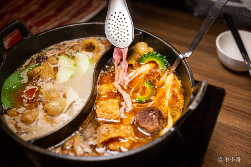 竹北美食火鍋推薦-超人氣排隊名店！肉多多火鍋有超多好吃的肉肉呢！再加上濃郁香醇的爆炒鍋底，光是用想像的就讓人口水直流啦～再加上超豐富的火鍋自助吧～太划算啊！而且還是台灣火鍋第一品牌喔喔喔！ @圍事小哥的幸福相框