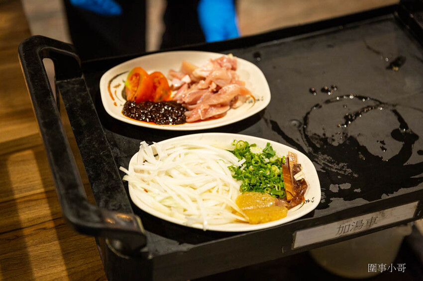 竹北美食火鍋推薦-超人氣排隊名店！肉多多火鍋有超多好吃的肉肉呢！再加上濃郁香醇的爆炒鍋底，光是用想像的就讓人口水直流啦～再加上超豐富的火鍋自助吧～太划算啊！而且還是台灣火鍋第一品牌喔喔喔！ @圍事小哥的幸福相框