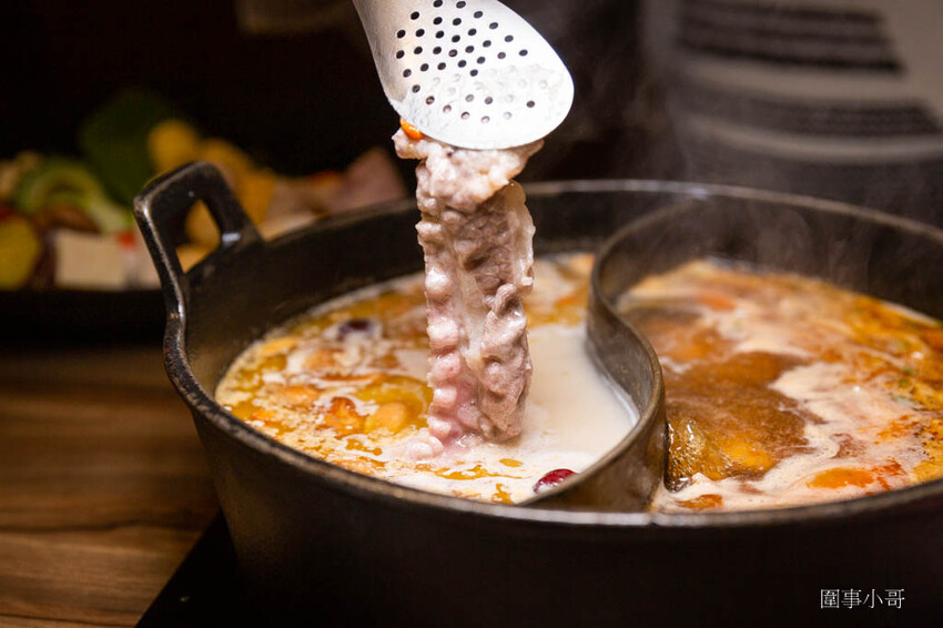 竹北美食火鍋推薦-超人氣排隊名店！肉多多火鍋有超多好吃的肉肉呢！再加上濃郁香醇的爆炒鍋底，光是用想像的就讓人口水直流啦～再加上超豐富的火鍋自助吧～太划算啊！而且還是台灣火鍋第一品牌喔喔喔！ @圍事小哥的幸福相框