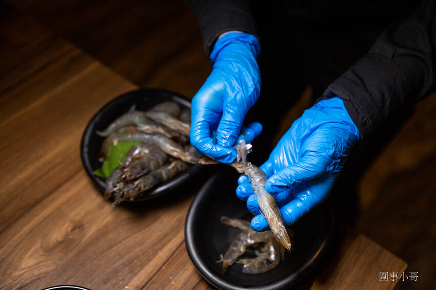 竹北美食火鍋推薦-超人氣排隊名店！肉多多火鍋有超多好吃的肉肉呢！再加上濃郁香醇的爆炒鍋底，光是用想像的就讓人口水直流啦～再加上超豐富的火鍋自助吧～太划算啊！而且還是台灣火鍋第一品牌喔喔喔！ @圍事小哥的幸福相框