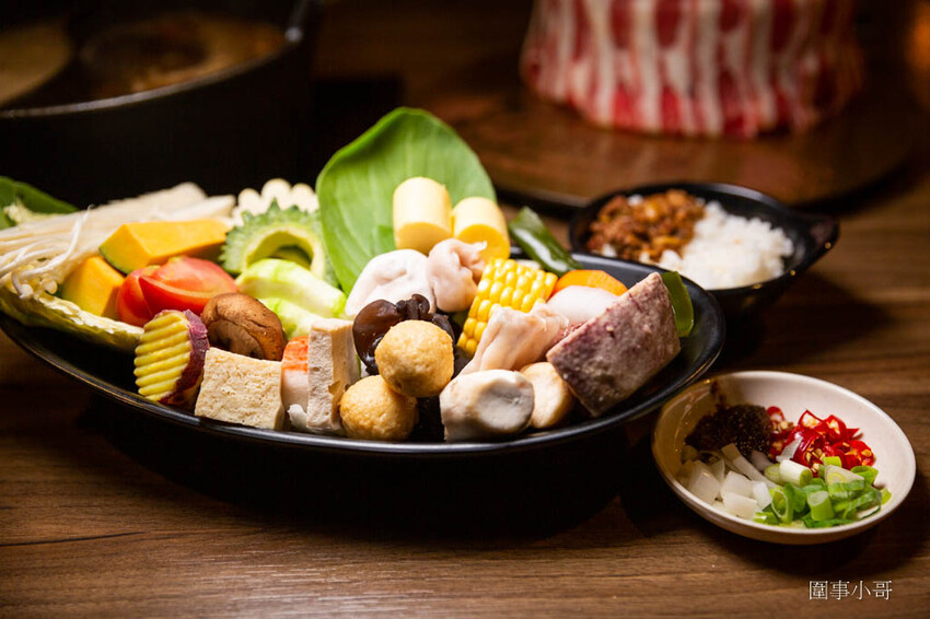 竹北美食火鍋推薦-超人氣排隊名店！肉多多火鍋有超多好吃的肉肉呢！再加上濃郁香醇的爆炒鍋底，光是用想像的就讓人口水直流啦～再加上超豐富的火鍋自助吧～太划算啊！而且還是台灣火鍋第一品牌喔喔喔！ @圍事小哥的幸福相框