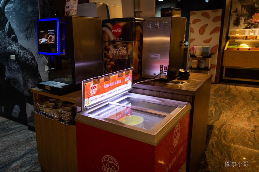 竹北美食火鍋推薦-超人氣排隊名店！肉多多火鍋有超多好吃的肉肉呢！再加上濃郁香醇的爆炒鍋底，光是用想像的就讓人口水直流啦～再加上超豐富的火鍋自助吧～太划算啊！而且還是台灣火鍋第一品牌喔喔喔！ @圍事小哥的幸福相框