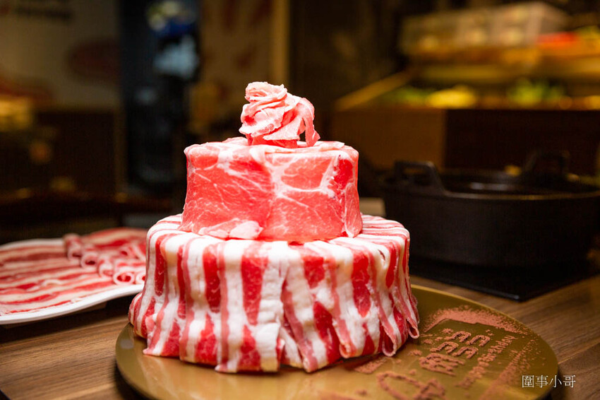 竹北美食火鍋推薦-超人氣排隊名店！肉多多火鍋有超多好吃的肉肉呢！再加上濃郁香醇的爆炒鍋底，光是用想像的就讓人口水直流啦～再加上超豐富的火鍋自助吧～太划算啊！而且還是台灣火鍋第一品牌喔喔喔！ @圍事小哥的幸福相框