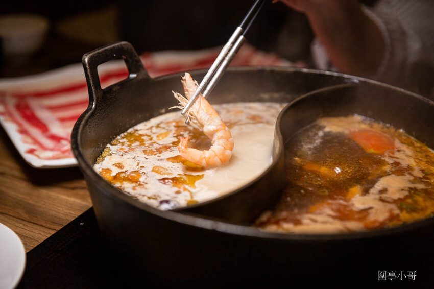 竹北美食火鍋推薦-超人氣排隊名店！肉多多火鍋有超多好吃的肉肉呢！再加上濃郁香醇的爆炒鍋底，光是用想像的就讓人口水直流啦～再加上超豐富的火鍋自助吧～太划算啊！而且還是台灣火鍋第一品牌喔喔喔！ @圍事小哥的幸福相框