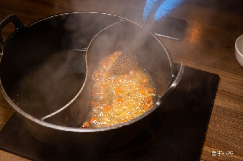 竹北美食火鍋推薦-超人氣排隊名店！肉多多火鍋有超多好吃的肉肉呢！再加上濃郁香醇的爆炒鍋底，光是用想像的就讓人口水直流啦～再加上超豐富的火鍋自助吧～太划算啊！而且還是台灣火鍋第一品牌喔喔喔！ @圍事小哥的幸福相框