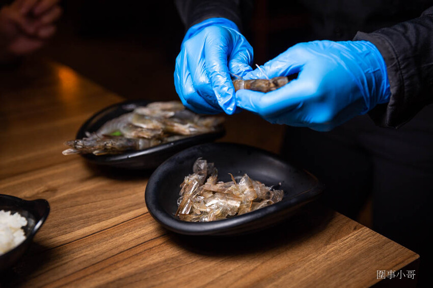 竹北美食火鍋推薦-超人氣排隊名店！肉多多火鍋有超多好吃的肉肉呢！再加上濃郁香醇的爆炒鍋底，光是用想像的就讓人口水直流啦～再加上超豐富的火鍋自助吧～太划算啊！而且還是台灣火鍋第一品牌喔喔喔！ @圍事小哥的幸福相框