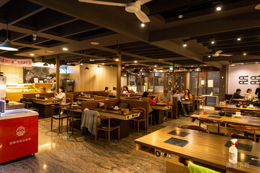 竹北美食火鍋推薦-超人氣排隊名店！肉多多火鍋有超多好吃的肉肉呢！再加上濃郁香醇的爆炒鍋底，光是用想像的就讓人口水直流啦～再加上超豐富的火鍋自助吧～太划算啊！而且還是台灣火鍋第一品牌喔喔喔！ @圍事小哥的幸福相框