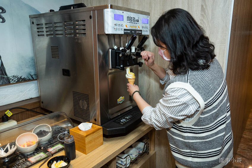 竹北美食火鍋推薦-超人氣排隊名店！肉多多火鍋有超多好吃的肉肉呢！再加上濃郁香醇的爆炒鍋底，光是用想像的就讓人口水直流啦～再加上超豐富的火鍋自助吧～太划算啊！而且還是台灣火鍋第一品牌喔喔喔！ @圍事小哥的幸福相框