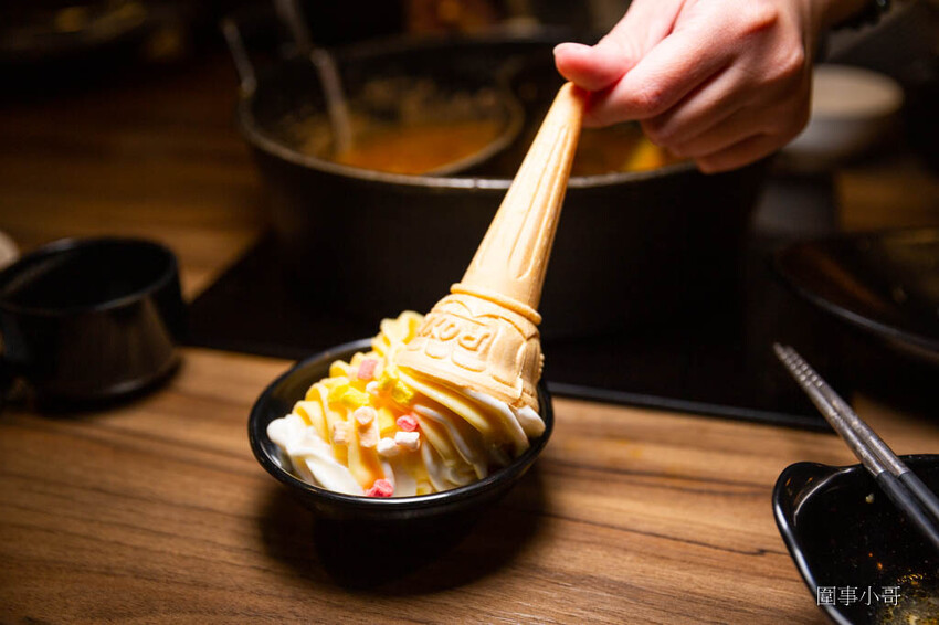 竹北美食火鍋推薦-超人氣排隊名店！肉多多火鍋有超多好吃的肉肉呢！再加上濃郁香醇的爆炒鍋底，光是用想像的就讓人口水直流啦～再加上超豐富的火鍋自助吧～太划算啊！而且還是台灣火鍋第一品牌喔喔喔！ @圍事小哥的幸福相框