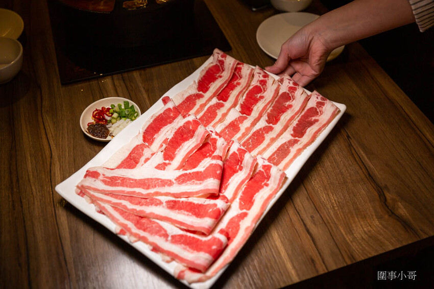 竹北美食火鍋推薦-超人氣排隊名店！肉多多火鍋有超多好吃的肉肉呢！再加上濃郁香醇的爆炒鍋底，光是用想像的就讓人口水直流啦～再加上超豐富的火鍋自助吧～太划算啊！而且還是台灣火鍋第一品牌喔喔喔！ @圍事小哥的幸福相框