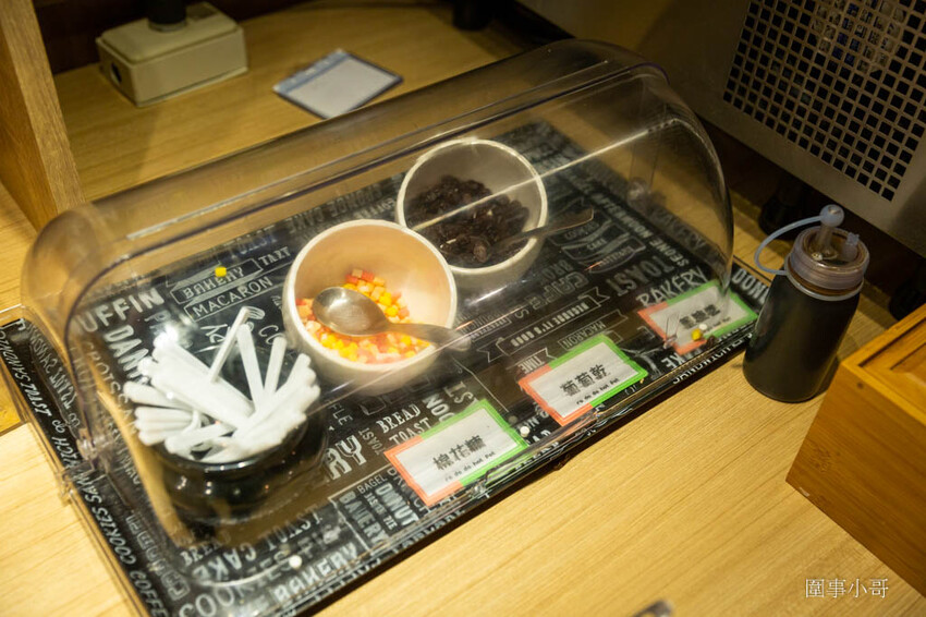 竹北美食火鍋推薦-超人氣排隊名店！肉多多火鍋有超多好吃的肉肉呢！再加上濃郁香醇的爆炒鍋底，光是用想像的就讓人口水直流啦～再加上超豐富的火鍋自助吧～太划算啊！而且還是台灣火鍋第一品牌喔喔喔！ @圍事小哥的幸福相框