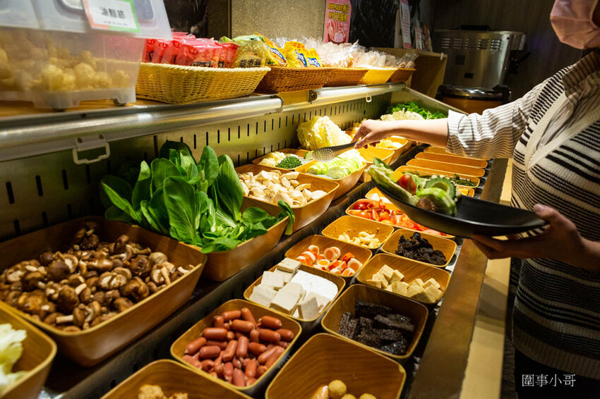 竹北美食火鍋推薦-超人氣排隊名店！肉多多火鍋有超多好吃的肉肉呢！再加上濃郁香醇的爆炒鍋底，光是用想像的就讓人口水直流啦～再加上超豐富的火鍋自助吧～太划算啊！而且還是台灣火鍋第一品牌喔喔喔！ @圍事小哥的幸福相框