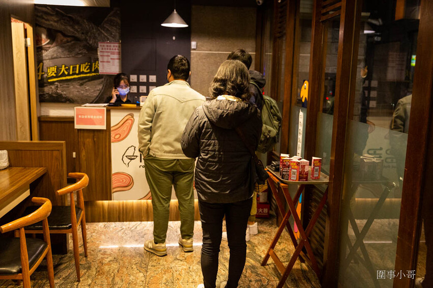 竹北美食火鍋推薦-超人氣排隊名店！肉多多火鍋有超多好吃的肉肉呢！再加上濃郁香醇的爆炒鍋底，光是用想像的就讓人口水直流啦～再加上超豐富的火鍋自助吧～太划算啊！而且還是台灣火鍋第一品牌喔喔喔！ @圍事小哥的幸福相框