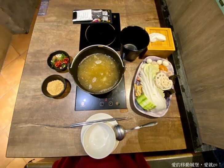 【新北。美食。消夜】築間幸福鍋-新北板誠店 府中站 蔬食自助吧 每天新鮮供應 一碗熱湯 用心款待 傳遞築間暖暖的幸福味 !