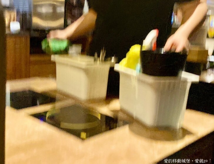 【新北。美食。消夜】築間幸福鍋-新北板誠店 府中站 蔬食自助吧 每天新鮮供應 一碗熱湯 用心款待 傳遞築間暖暖的幸福味 !