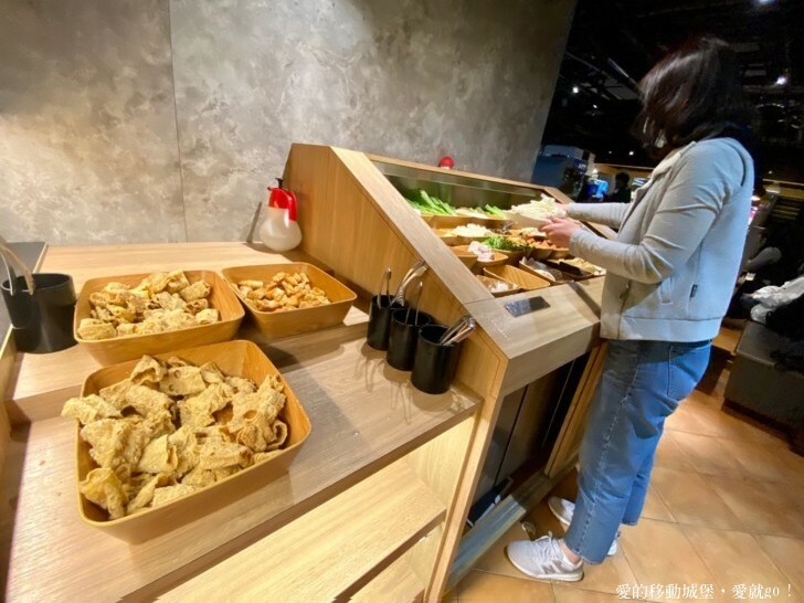 【新北。美食。消夜】築間幸福鍋-新北板誠店 府中站 蔬食自助吧 每天新鮮供應 一碗熱湯 用心款待 傳遞築間暖暖的幸福味 !