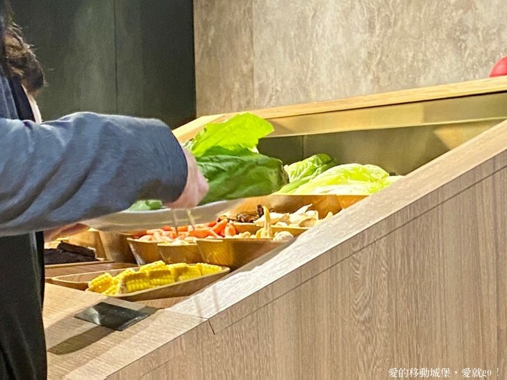 【新北。美食。消夜】築間幸福鍋-新北板誠店 府中站 蔬食自助吧 每天新鮮供應 一碗熱湯 用心款待 傳遞築間暖暖的幸福味 !