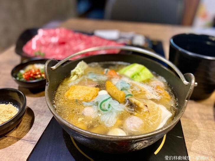 【新北。美食。消夜】築間幸福鍋-新北板誠店 府中站 蔬食自助吧 每天新鮮供應 一碗熱湯 用心款待 傳遞築間暖暖的幸福味 !