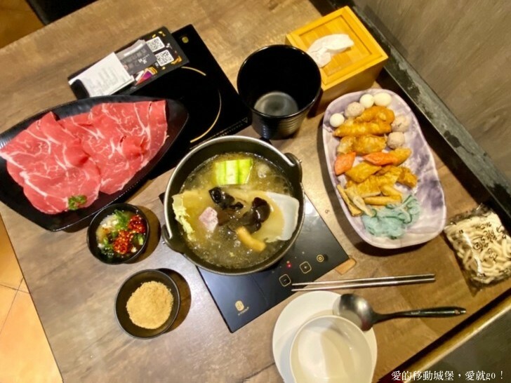 【新北。美食。消夜】築間幸福鍋-新北板誠店 府中站 蔬食自助吧 每天新鮮供應 一碗熱湯 用心款待 傳遞築間暖暖的幸福味 !
