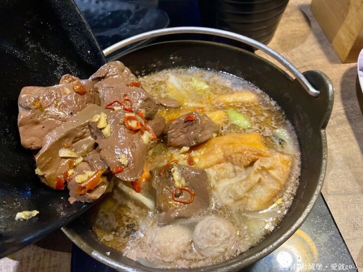 【新北。美食。消夜】築間幸福鍋-新北板誠店 府中站 蔬食自助吧 每天新鮮供應 一碗熱湯 用心款待 傳遞築間暖暖的幸福味 !