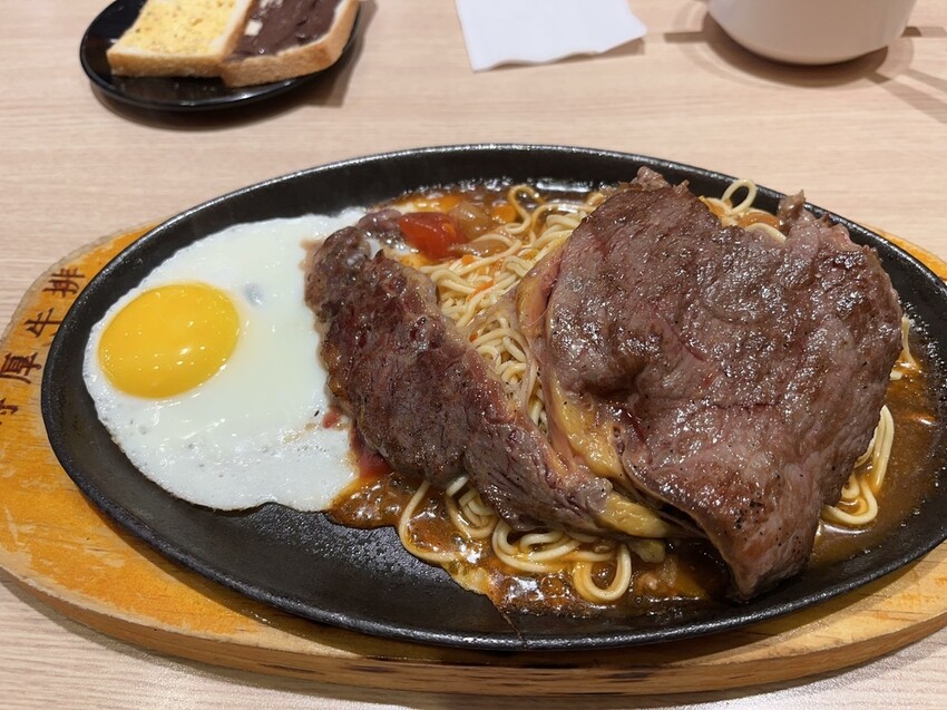 桃園市桃園區【桃園平價牛排推薦】不怕吃不飽,只怕吃太飽,高cp值【小時厚牛排】桃園中山店,排餐190元起