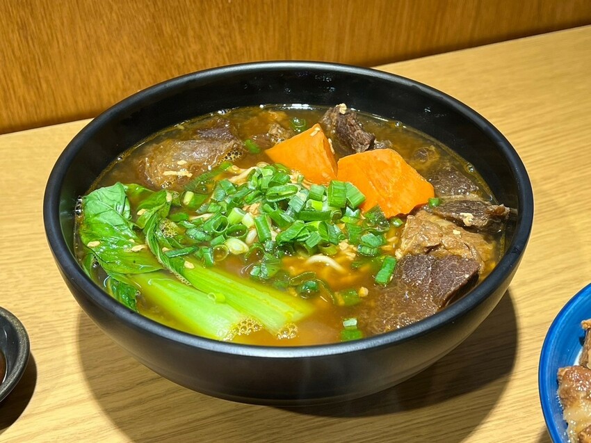 （蘆洲美食）意味廚房～必吃酒釀紅燒牛肉麵、冬季剝皮辣椒雞湯、