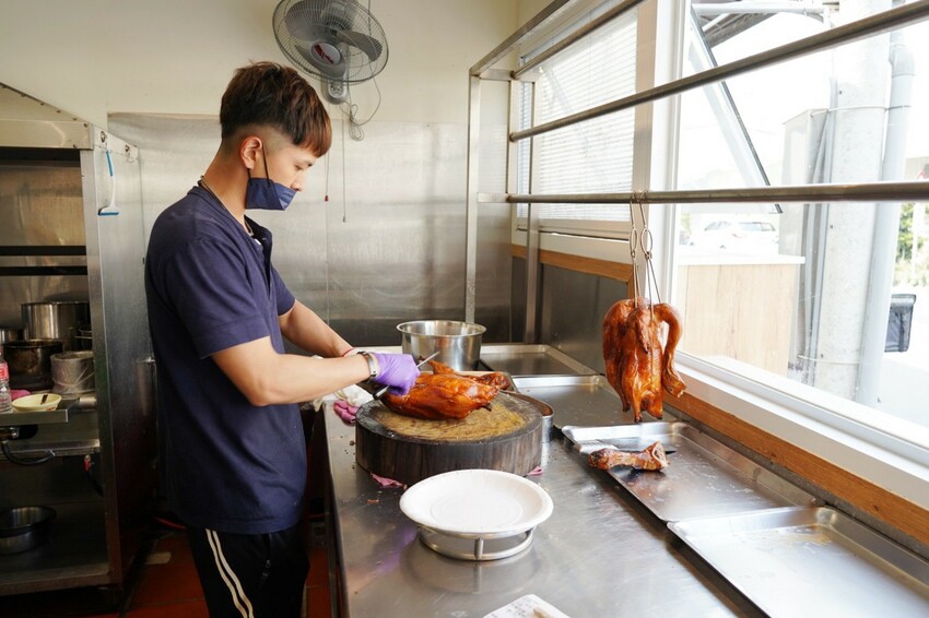 藏在民宅區厲害烤鴨!招牌琥珀烤鴨三吃才680元,精選75天土番鴨採傳統掛爐燒烤,皮脆肉嫩好好吃~