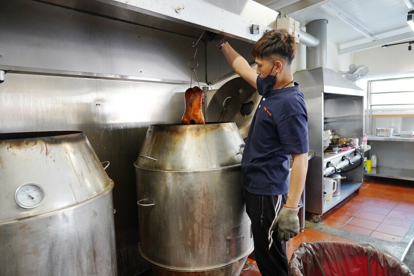 藏在民宅區厲害烤鴨!招牌琥珀烤鴨三吃才680元,精選75天土番鴨採傳統掛爐燒烤,皮脆肉嫩好好吃~