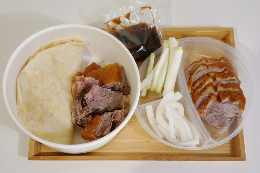 藏在民宅區厲害烤鴨!招牌琥珀烤鴨三吃才680元,精選75天土番鴨採傳統掛爐燒烤,皮脆肉嫩好好吃~