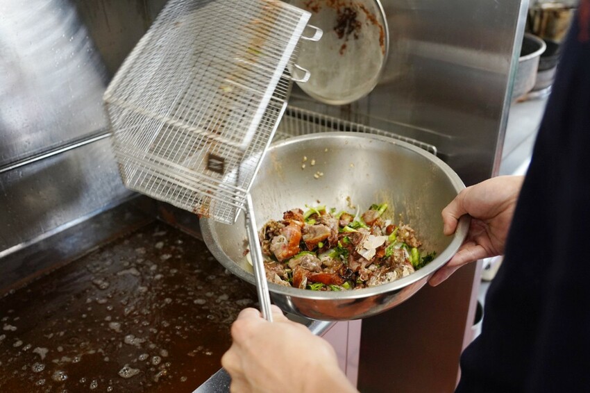 藏在民宅區厲害烤鴨!招牌琥珀烤鴨三吃才680元,精選75天土番鴨採傳統掛爐燒烤,皮脆肉嫩好好吃~